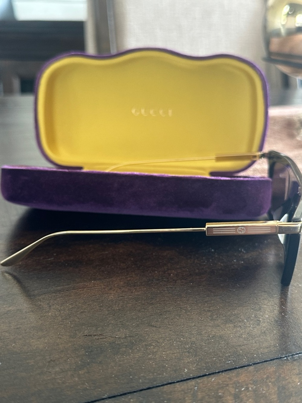 Gucci women Black Sunglasses with Dark Lenses - Picture 4 of 6